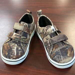 NWOT Real tree toddlers SZ 5 Velcro Shoes Bill Jordans. Perfect Condition